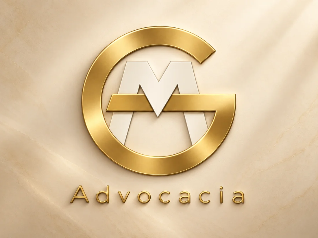 Logomarca da GMO Advocacia em dourado sobre fundo claro